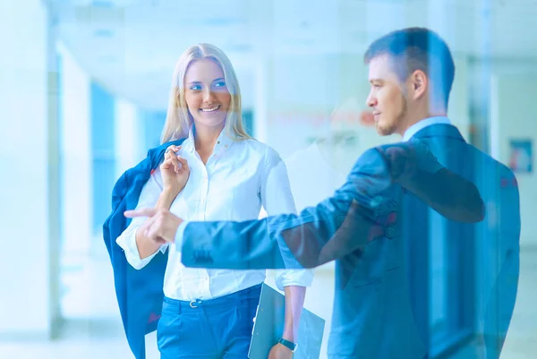 Ondernemers lopen in de gang van een business center — Stockfoto