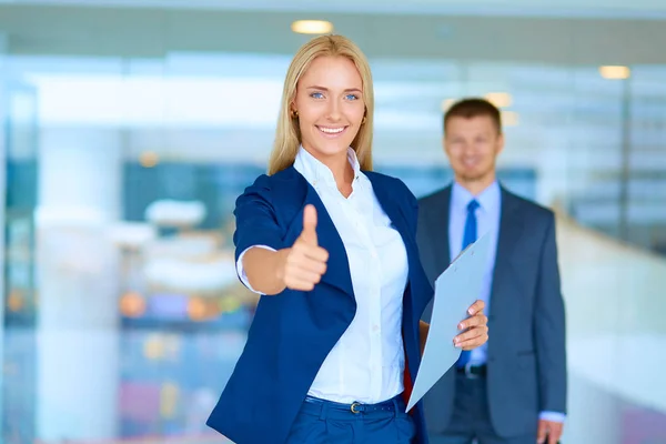 Mujer de negocios de pie en primer plano, mostrando ok — Foto de Stock