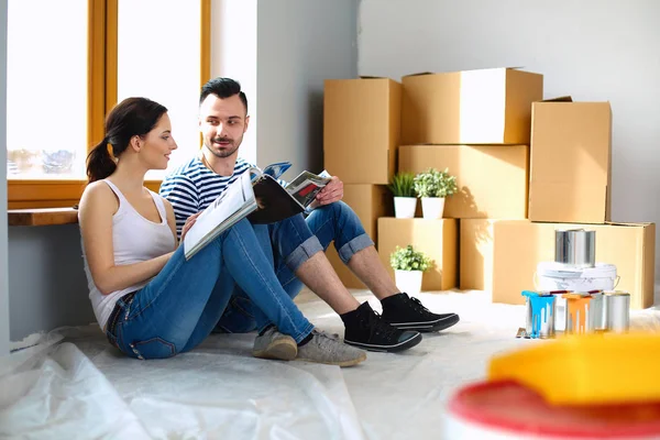 Portrait happy smiling young couple painting interior wall of new house — Stock Photo, Image