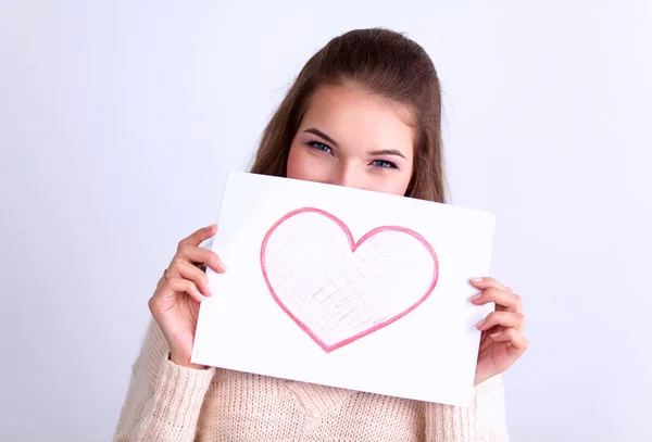 Portrait de jeune belle femme montrant carte cadeau. Saint Valentin — Photo