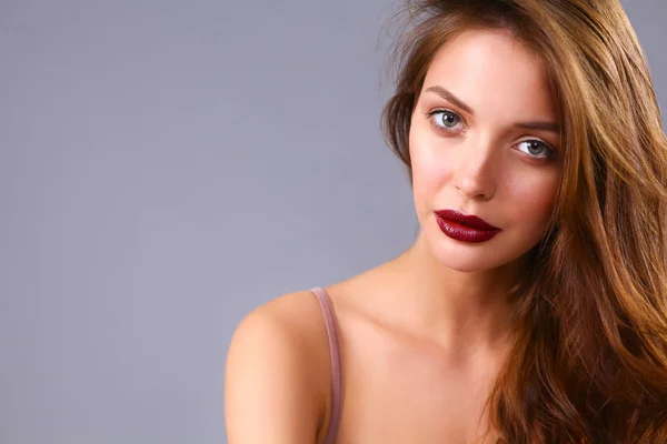 Retrato de mujer hermosa, aislado sobre fondo gris — Foto de Stock