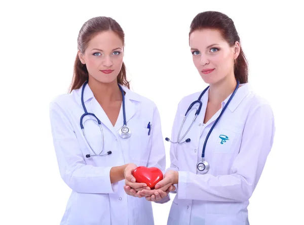 Twee vrouwelijke arts met een rood hart, geïsoleerd op witte achtergrond — Stockfoto