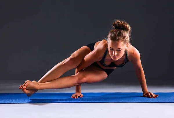运动的女孩做瑜伽伸展运动的肖像 — 图库照片