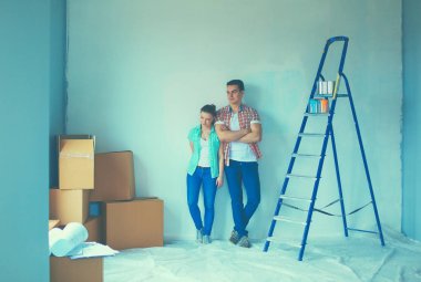 Yeni eve taşınan genç çiftin portresi.