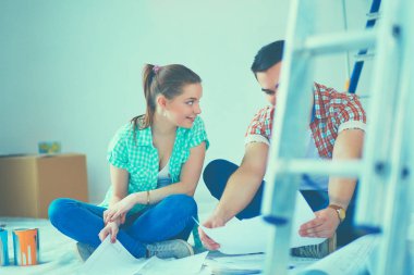 Genç çift katta oturan ve onlar hakkında tasarruf hesaplama