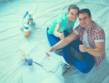 Genç çift katta oturan ve onlar hakkında tasarruf hesaplama