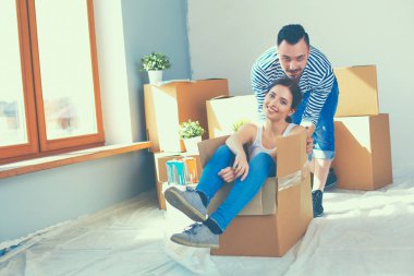 Mutlu genç çift açma veya kutu ambalaj ve yeni evine taşıdıktan