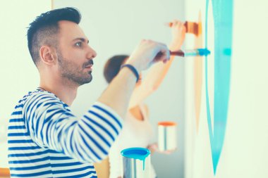 Portre mutlu gülümseyen genç çift resim iç duvar yeni ev