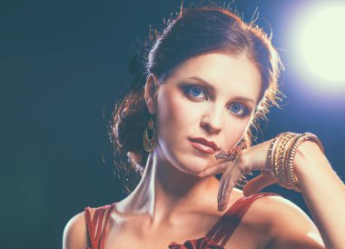 Bizi bekleyen bir kırmızı elbise giyen genç kadın