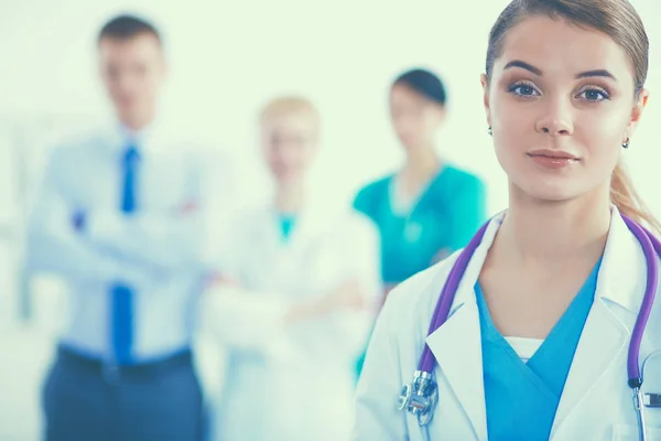 Attraente medico donna di fronte al gruppo medico — Foto Stock
