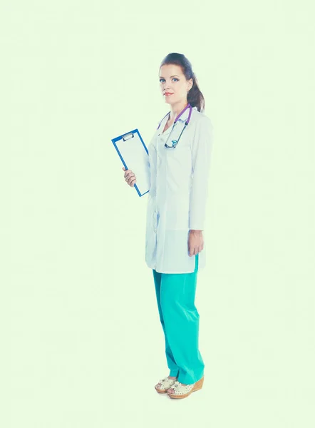 Усміхнена жінка-лікар з папкою в уніформі, стоячи в лікарні — стокове фото