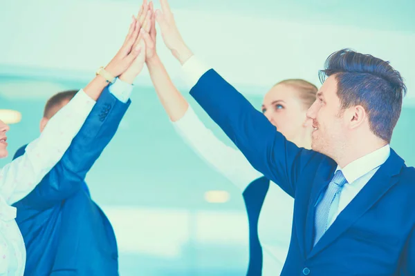 Zespół firmy łączącą ręce razem stojący w biurze — Zdjęcie stockowe