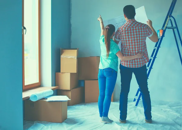 Retrato de pareja joven mudándose en un nuevo hogar — Foto de Stock