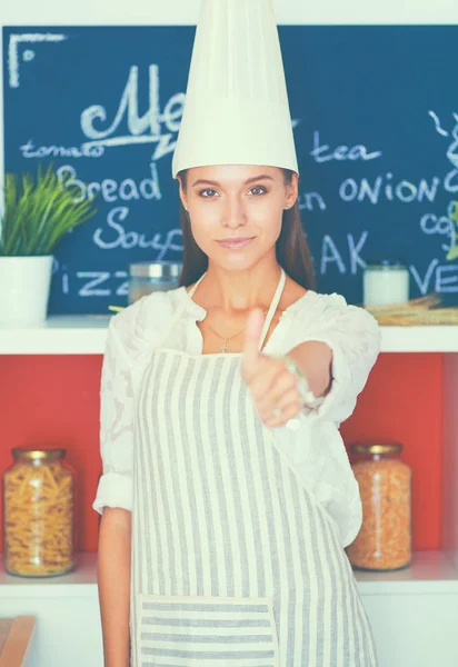 Chef kvinna porträtt med uniform i köket — Stockfoto