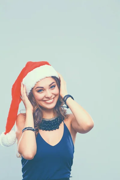 Portrait de femme en chapeau de Père Noël, isolé sur fond blanc — Photo