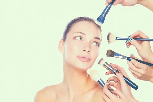 Jeune femme avec pinceau de maquillage, isolée sur fond blanc — Photo