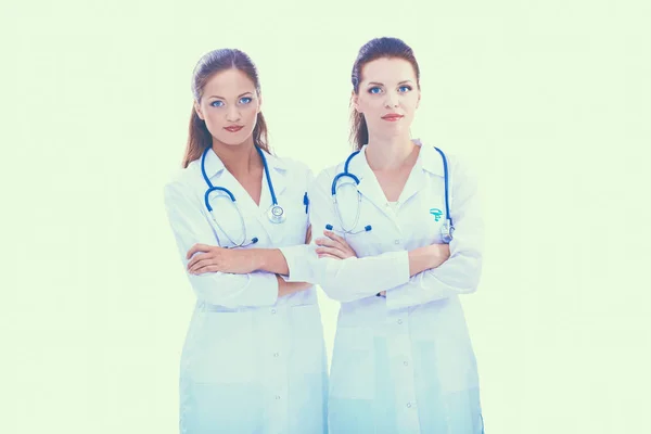 İki genç kadın doktor, hastanede tek başına duruyor. — Stok fotoğraf