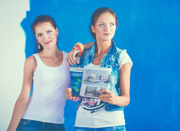 İki güzel genç kadın duvar resmi yapıyor — Stok fotoğraf