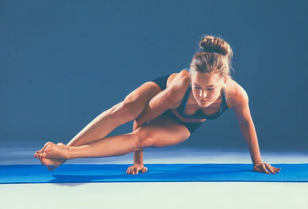 Retrato de chica deportiva haciendo ejercicio de estiramiento de yoga — Foto de Stock