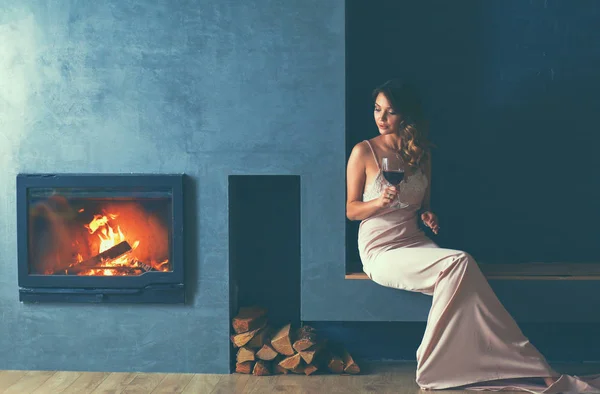 暖炉の前でセクシーな女の子 — ストック写真