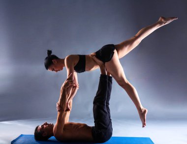 Genç çift Acro yoga mat Studio birlikte uygulamak
