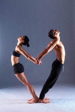 Pratik acro yoga Studio birlikte genç Çift