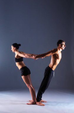 Pratik acro yoga Studio birlikte genç Çift