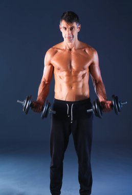 yakışıklı kaslı adam dumbell ile çalışma dışarı