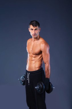 yakışıklı kaslı adam dumbell ile çalışma dışarı