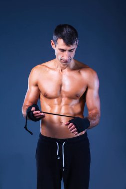 yarı çıplak boksör kaydırma el portresi