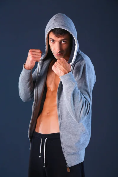 Profil bild av ung man tränar boxning — Stockfoto