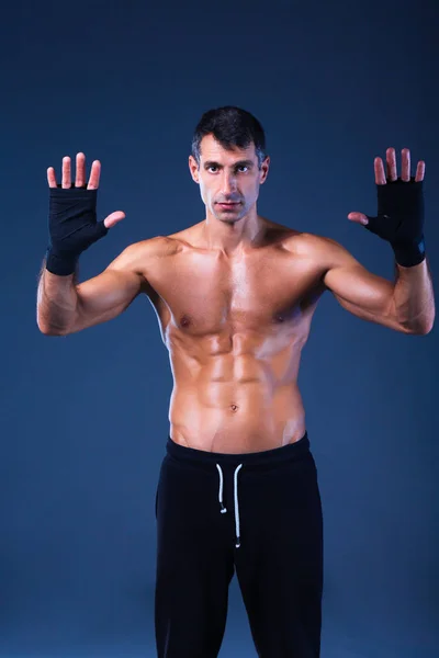 Portrét z ruky obtékání napůl nahé boxer — Stock fotografie