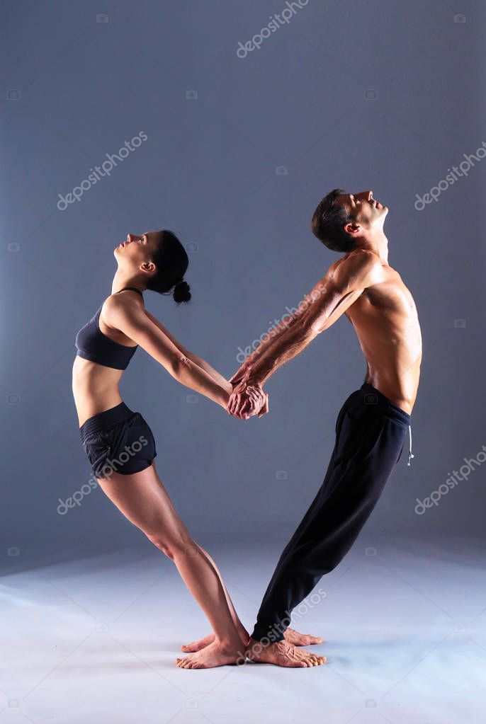 Фото женщина мужчина в позах. Пара танцоров. Парные позы для йоги. Мужчина на четвереньках. Фото женщина мужчина в позах.