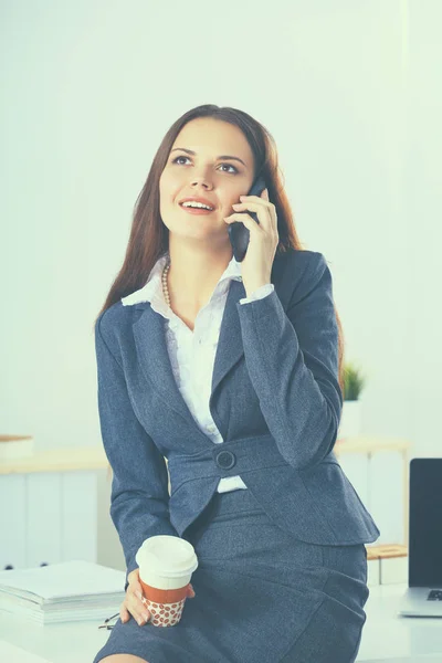 Femme d'affaires souriante parlant au téléphone au bureau — Photo