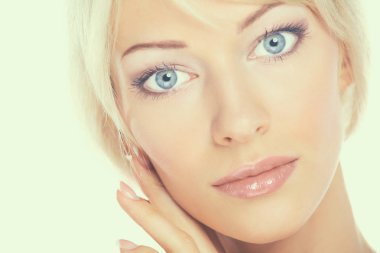 Güzel genç kadın yüzünün yakın portresi.