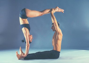 Genç çift Acro yoga mat Studio birlikte uygulamak