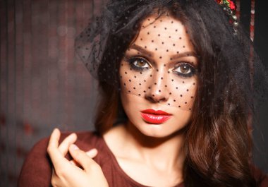 Saçında çiçekler olan güzel bir kadının portresi.