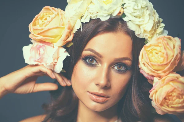 Ritratto di una bella donna con dei fiori tra i capelli — Foto Stock