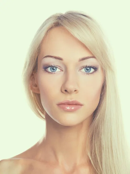Närbild porträtt av vacker ung kvinna ansikte — Stockfoto