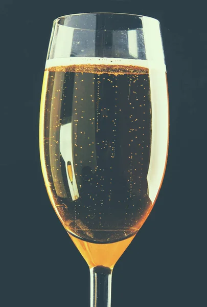 Glass of sparkling shampagne wine on a black background — Stock Photo, Image