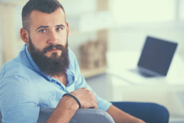 Ung affärsman sitter på ordförande i ämbetet — Stockfoto