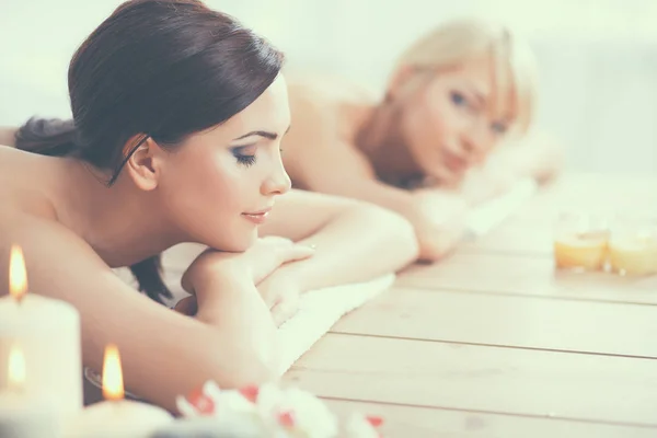 Дві молоді красиві жінки розслабляються і насолоджуються в спа-центрі — стокове фото
