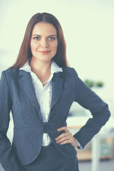 Retrato de mujer de negocios de pie con los brazos cruzados en la oficina — Foto de Stock