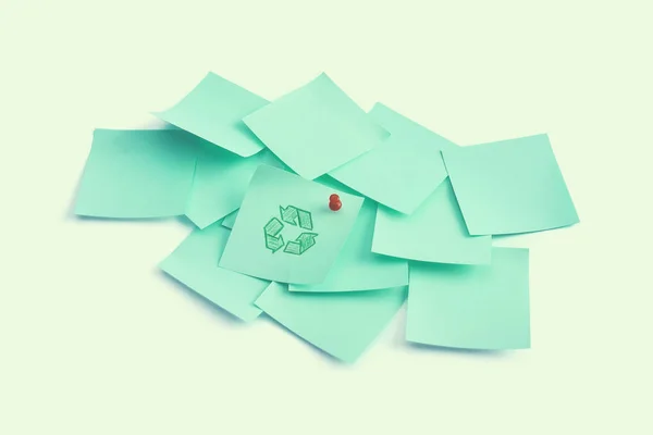 Grünes Recyclingschild in Papier isoliert auf weißem Hintergrund — Stockfoto