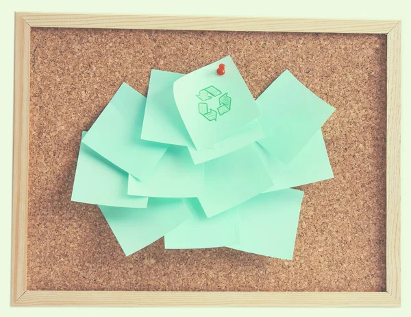 Cartel de reciclaje verde en papel aislado a bordo — Foto de Stock