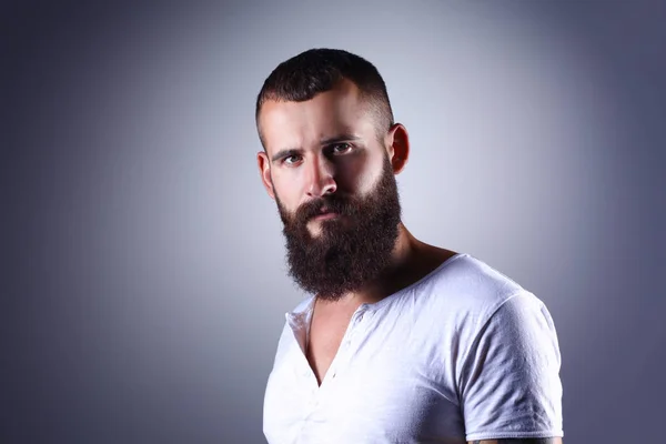 Retrato de homem bonito em pé, isolado sobre fundo cinza — Fotografia de Stock