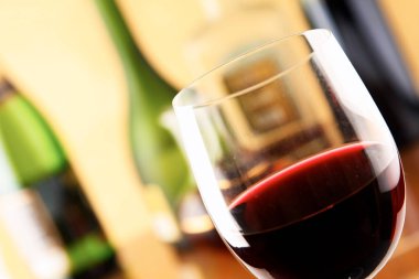 Kadeh şarap ve bir şişe siyah arka plan üzerine