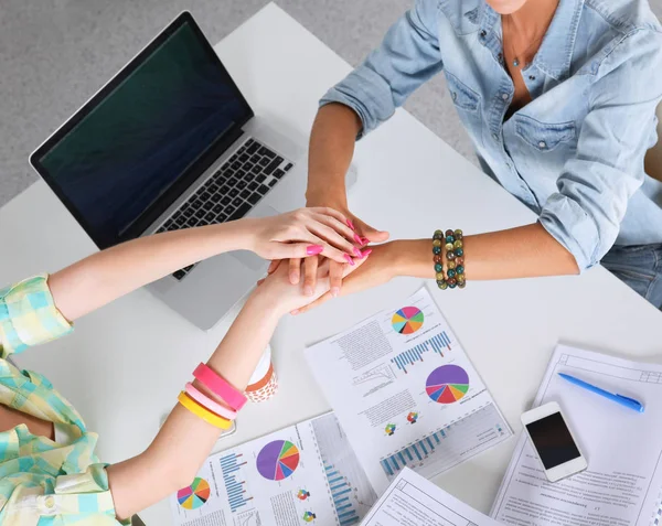 Twee vrouwen samen te werken op kantoor, zittend op het Bureau — Stockfoto