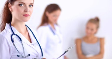 Hastanedeki dosyalı kadın doktor.