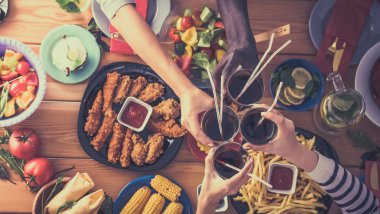 Yemek masasında içki içen insanlar.